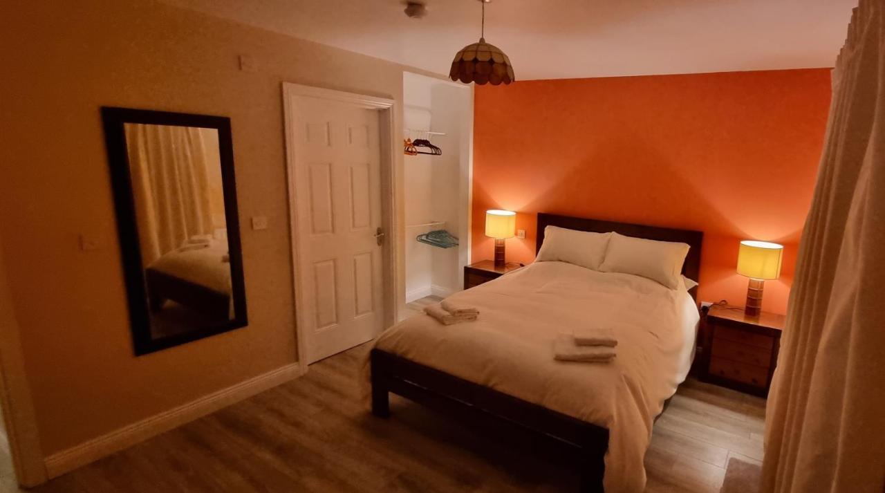Spacious Curragh 2-Bed Apartment With Own Entrance Brownstown Eksteriør bilde
