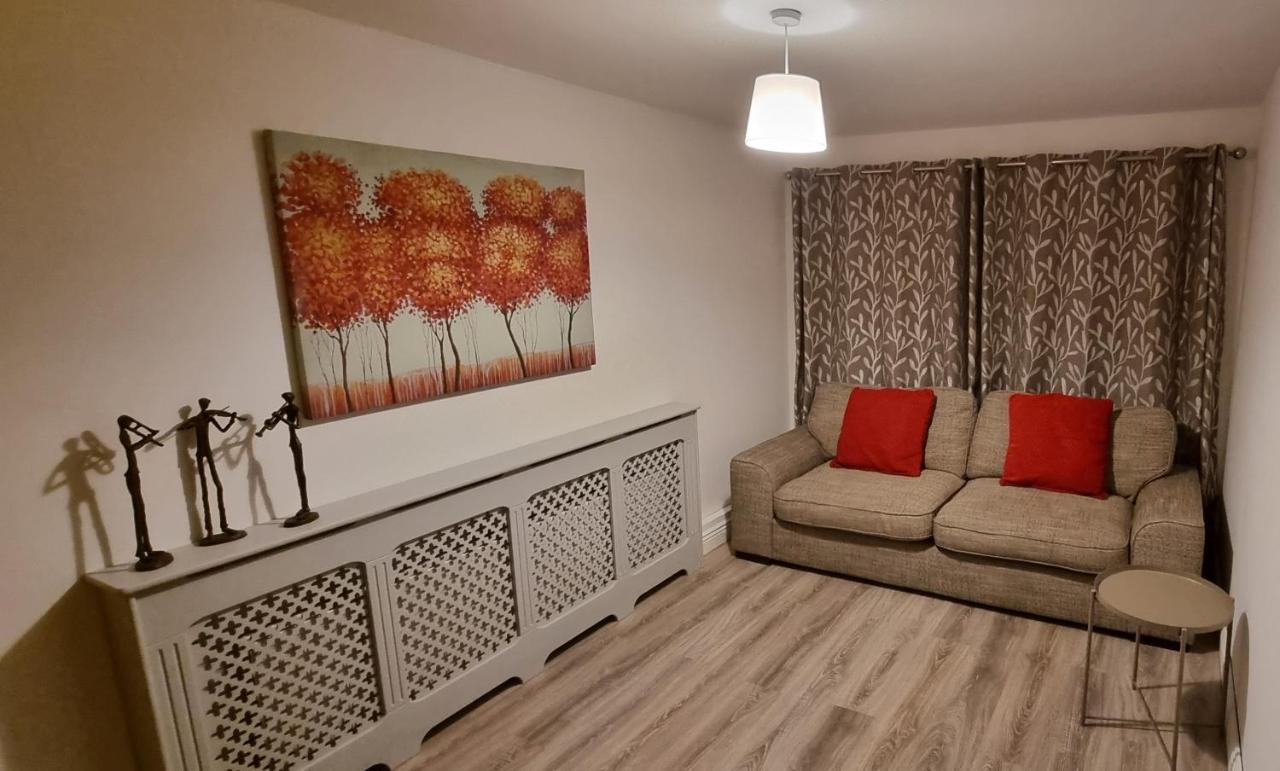 Spacious Curragh 2-Bed Apartment With Own Entrance Brownstown Eksteriør bilde