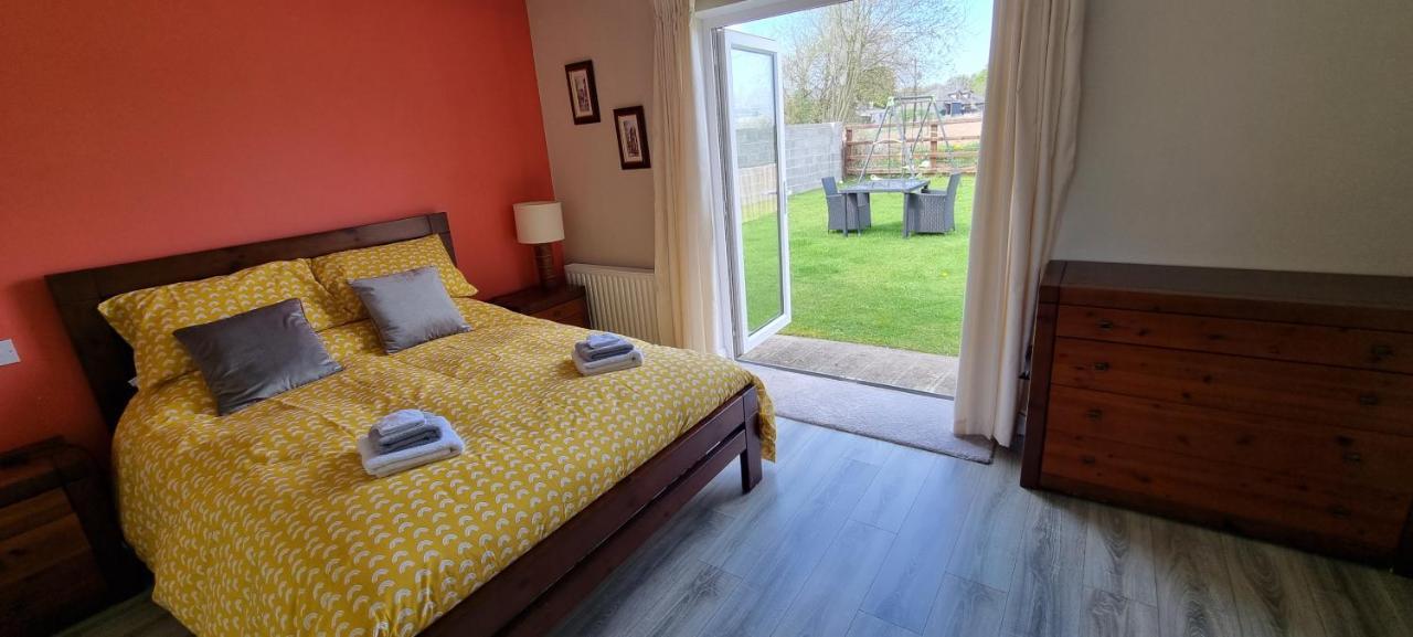 Spacious Curragh 2-Bed Apartment With Own Entrance Brownstown Eksteriør bilde