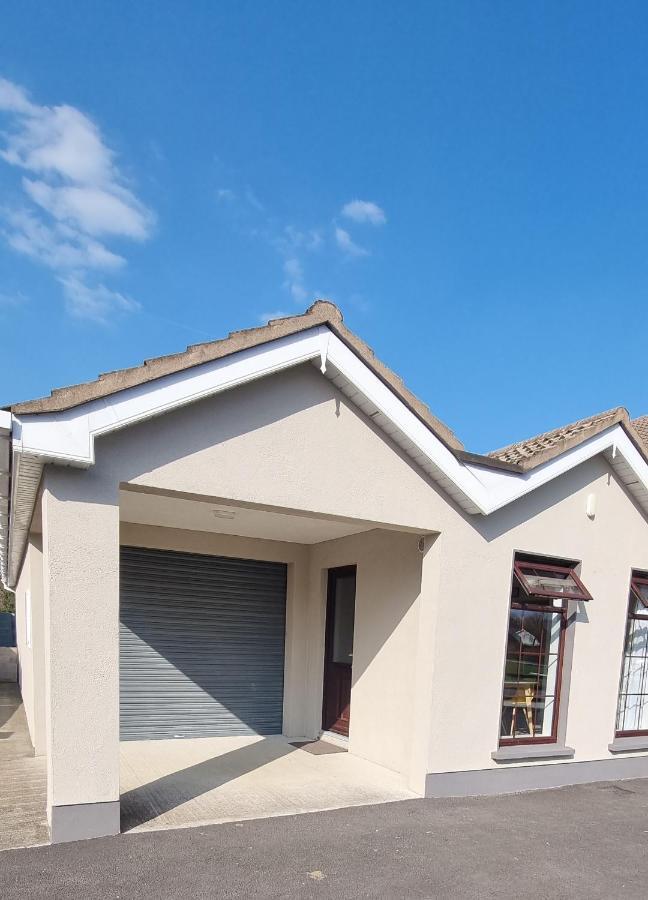 Spacious Curragh 2-Bed Apartment With Own Entrance Brownstown Eksteriør bilde