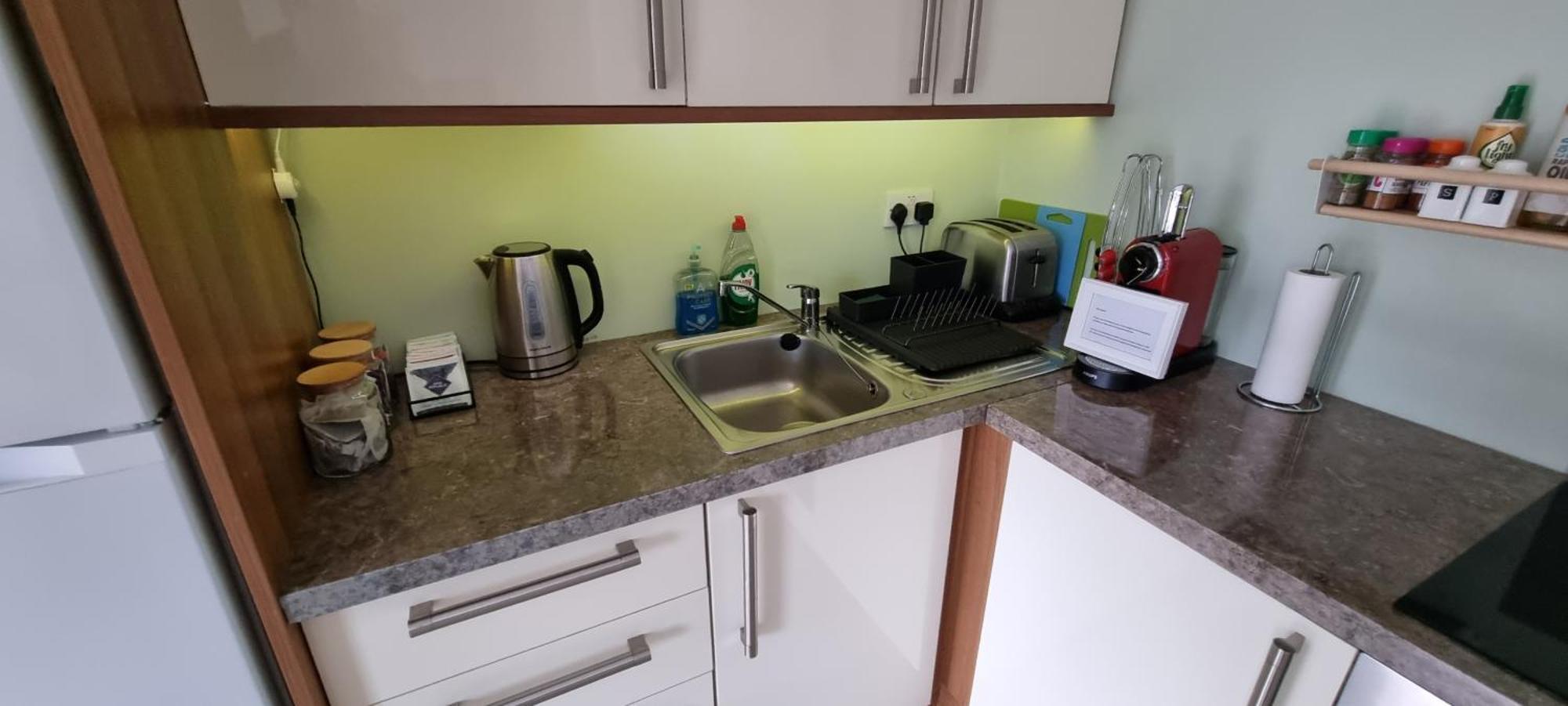 Spacious Curragh 2-Bed Apartment With Own Entrance Brownstown Eksteriør bilde