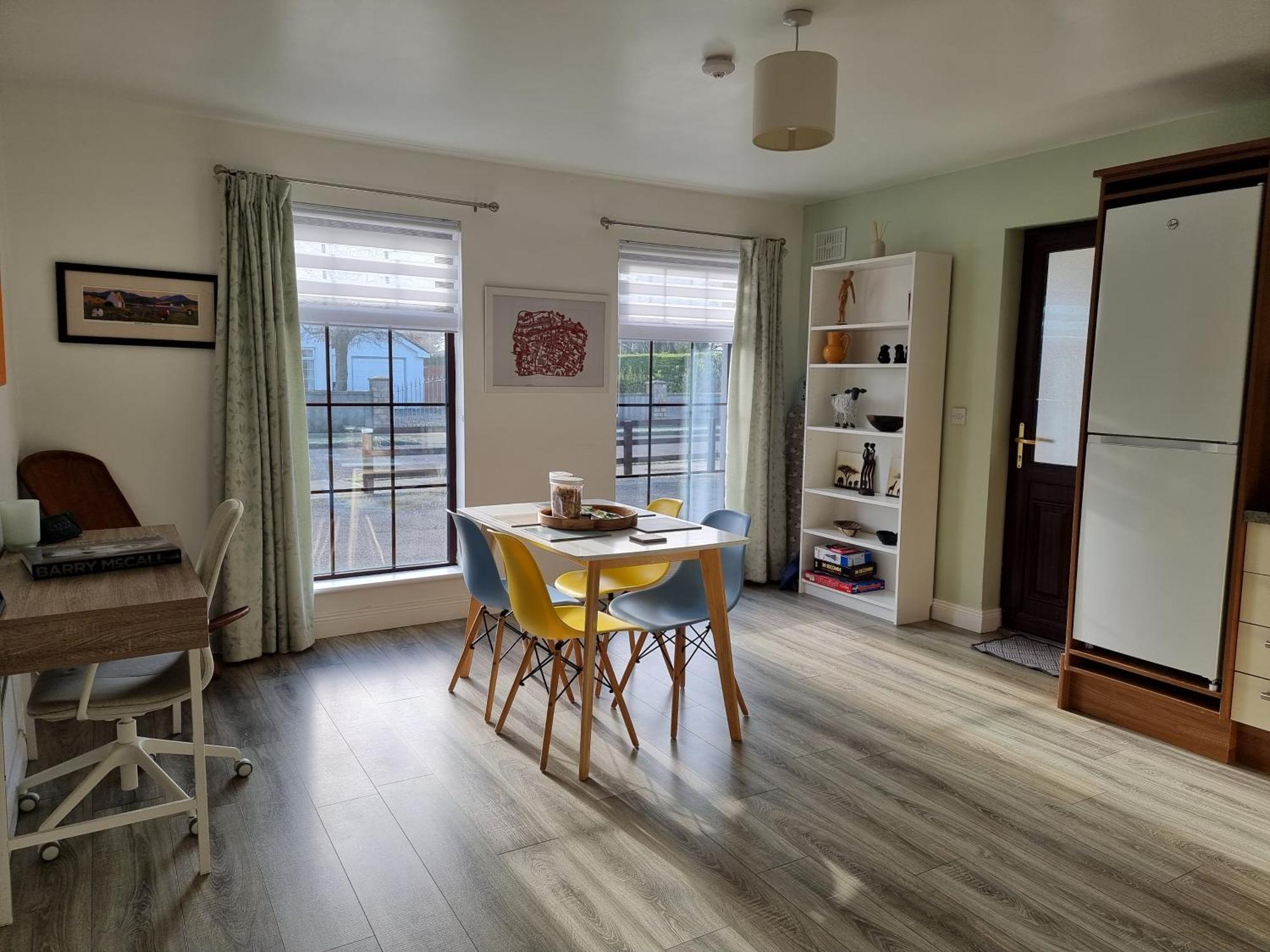 Spacious Curragh 2-Bed Apartment With Own Entrance Brownstown Eksteriør bilde